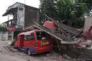 “지진 이재민을 대상으로 긴급구호실시”